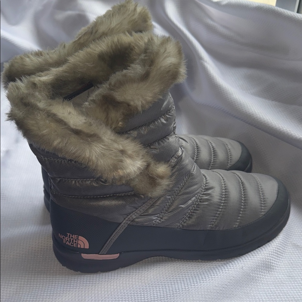 The North Face Women's Gray and Tan Winter Boots - Size 11